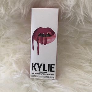 ✨NWT Kylie Lip Kit in Posie K✨